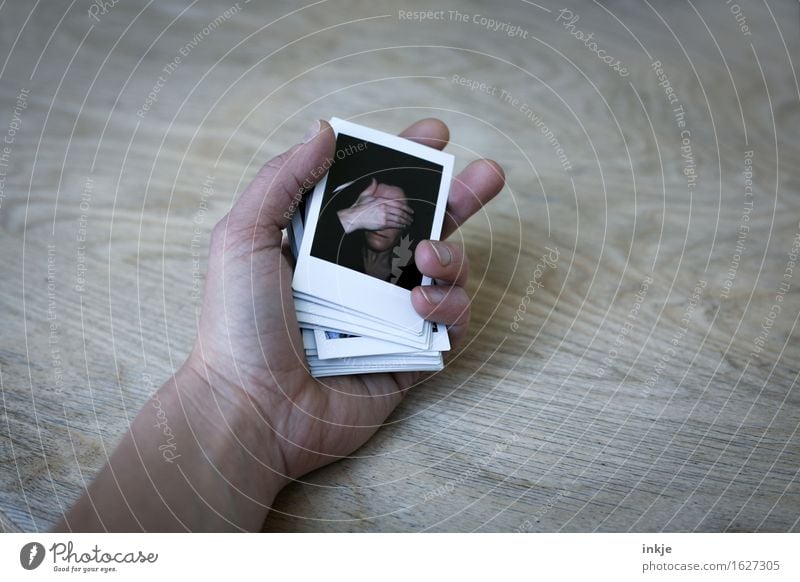 ausgespielt Lifestyle Frau Erwachsene Leben Gesicht Hand 1 Mensch Fotografie Polaroid Gefühle Stimmung Wahrheit zurückhalten Unlust schuldig Scham Reue Hemmung