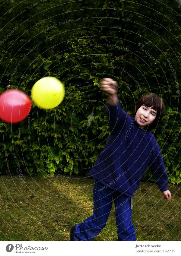 Frohe Ostern!!!! Junge Kind Kindheit Luftballon Spielen festhalten Freude Unbeschwertheit gelb rot fliegende Ostereier Juttaschnecke
