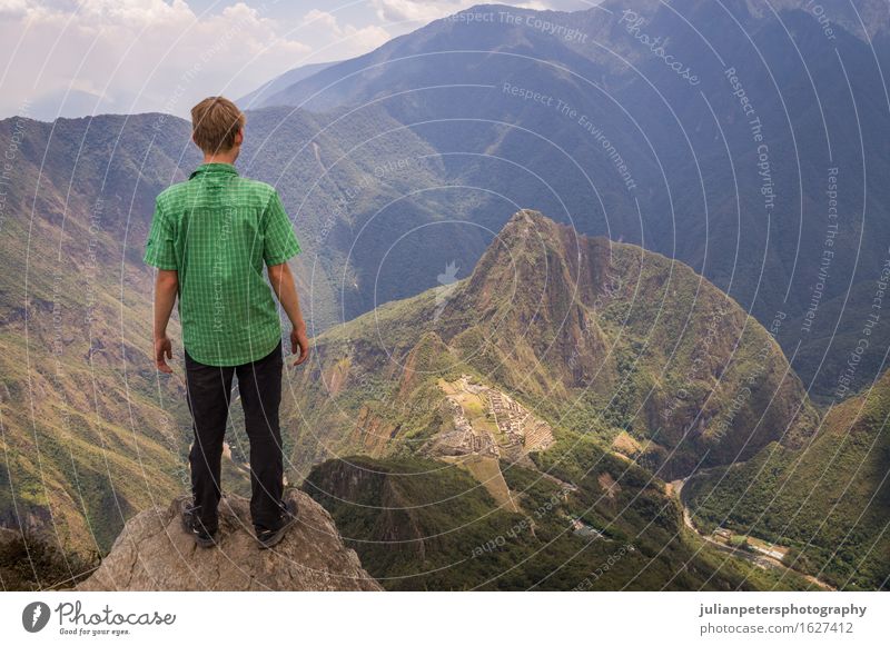 Tourist, der Machu Picchu Inkastadt, Peru betrachtet Ferien & Urlaub & Reisen Tourismus Berge u. Gebirge Kultur Natur Landschaft Himmel Wolken Felsen Stadt