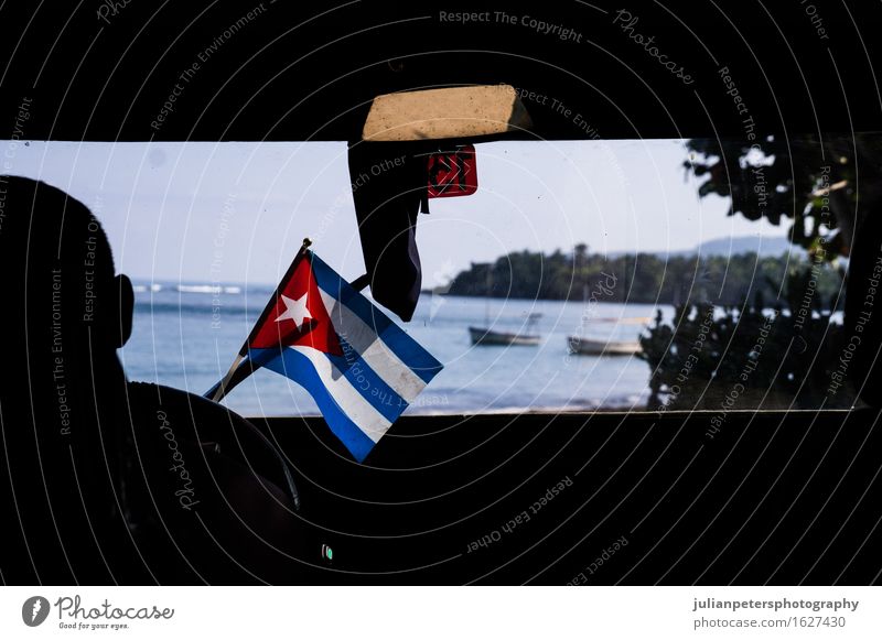 Auto mit kubanischer Flagge Ferien & Urlaub & Reisen Meer Kultur Wahrzeichen PKW Fahne fahren Kuba amerika Amerikaner Hintergrund Transparente Karibik Länder