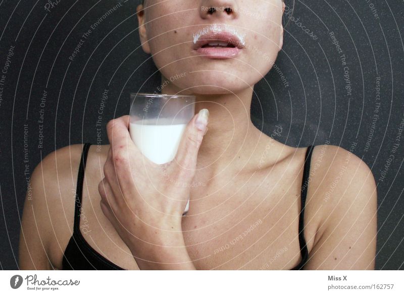 Milchmädchen Farbfoto Innenaufnahme Ernährung Getränk trinken Gesundheit Frau Erwachsene Mund Bart Milchshake