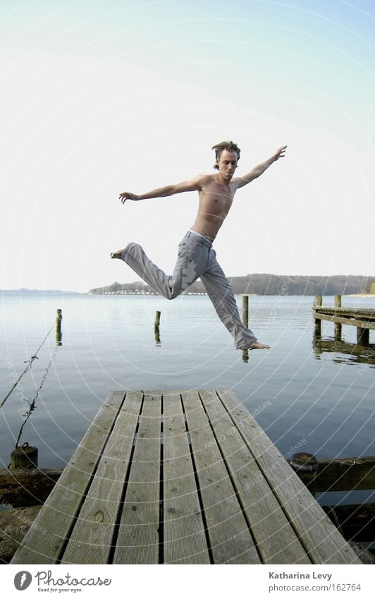 frühling! Mann springen Wasser See Steg Blauer Himmel Sommer Funsport Freude Außenaufnahme