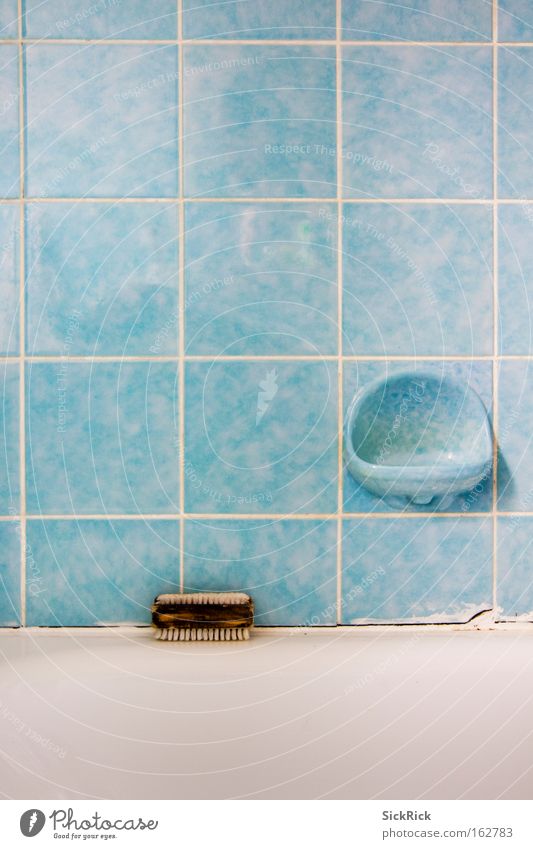 Klo Bad Badewanne Toilette blau Fliesen u. Kacheln Körperpflege türkis Sauberkeit dreckig Seife Linie Schrubber