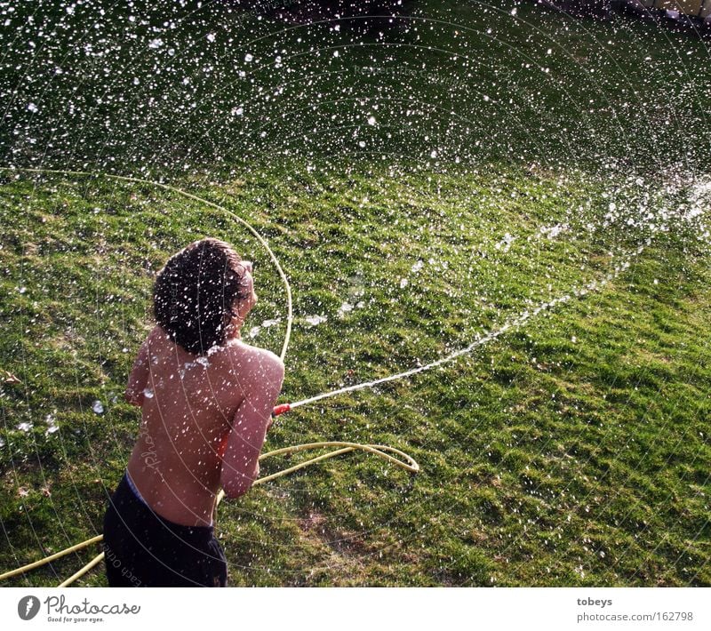 wasserspaß Freude Freizeit & Hobby Kind Wasser nass spritzen Spritze Unter der Dusche (Aktivität) Farbfoto