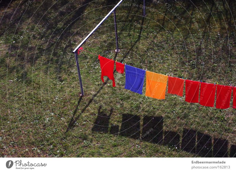 Du musst noch die Wäsche abnehmen! Wäscheleine Klammer Schatten Handtuch mehrfarbig trist Gras Dürre Wärme Sommer Wäscheplatz