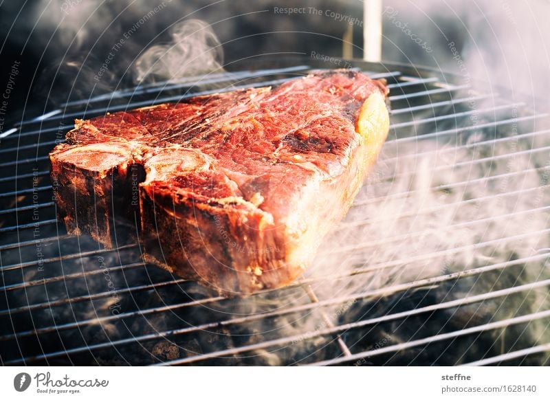 Fleisch ist mein Fleisch Essen Grillen Steak t-bone porterhouse Rauch Geschmackssinn amerikanische küche Grillsaison saftig Farbfoto Außenaufnahme