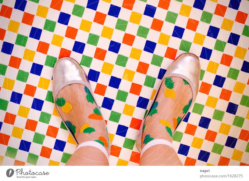 das trägt man jetzt so Stil Fuß 1 Mensch Mode Strümpfe Schuhe stehen trendy einzigartig mehrfarbig Freude Farbe Kreativität kariert Ballerina Farbenwelt