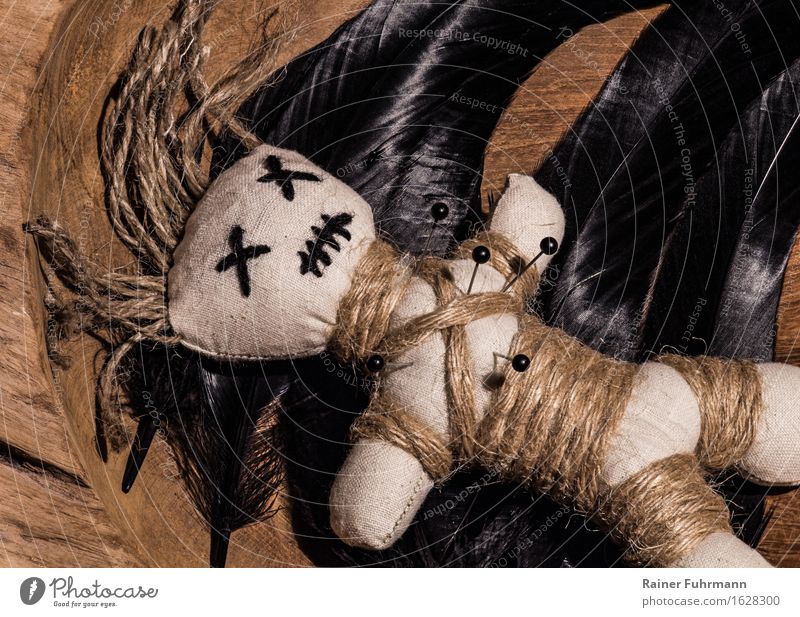 eine Voodoopuppe bei der Arbeit Veranstaltung Halloween schwarze Messe Puppentheater Kultur Zeichen berühren dunkel gruselig Wut Volksglaube Feindseligkeit