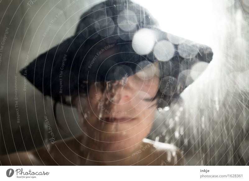 Schauer | shower Frau Erwachsene Leben Gesicht 1 Mensch Wasser Wassertropfen schlechtes Wetter Unwetter Regen Schutzbekleidung Hut Regenhut Unschärfe