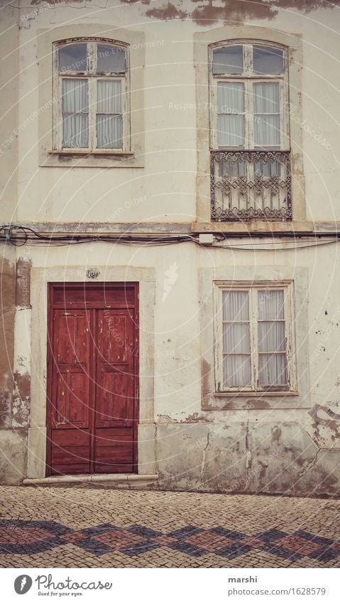 Hauseingang Stadt Stadtzentrum Altstadt bevölkert Mauer Wand Fassade Fenster Tür Namensschild Klingel Briefkasten Stimmung Wohnhaus Häusliches Leben Lagos