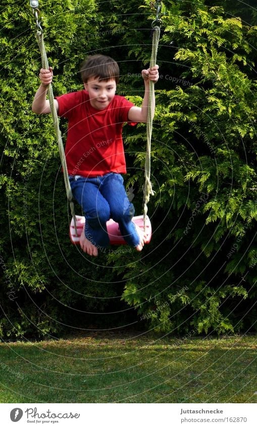 Swing Time Kind Junge Kindheit Schaukel schaukeln Spielen Spielplatz Freiheit Freude Garten Lausejunge Juttaschnecke
