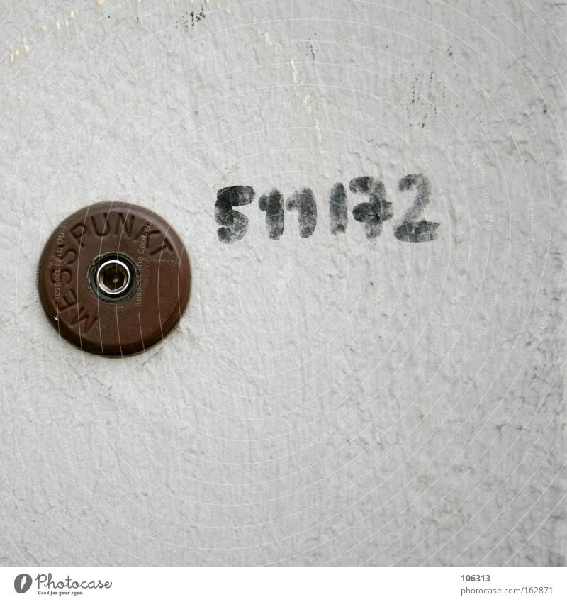 Fotonummer 117070 Wand weiß Ziffern & Zahlen Schriftzeichen Wort Buchstaben technisch Punkt Schilder & Markierungen Metall Adjektive anmelden