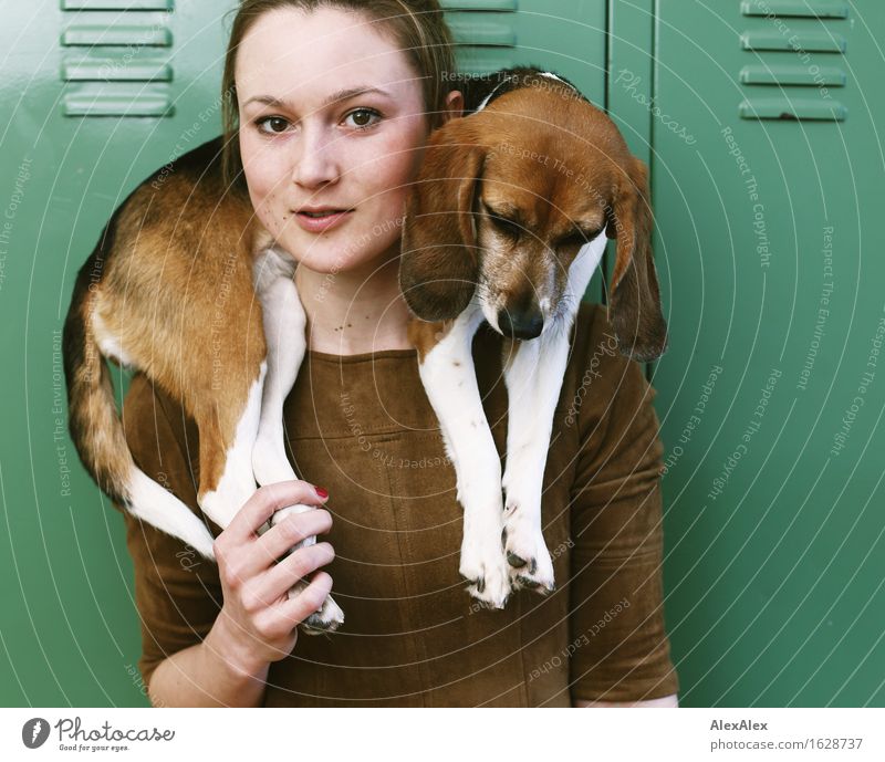 Nach der Jagd exotisch Junge Frau Jugendliche Gesicht 18-30 Jahre Erwachsene Kleid Leder brünett Tier Haustier Nutztier Hund Jagdhund Beagle Spint beobachten