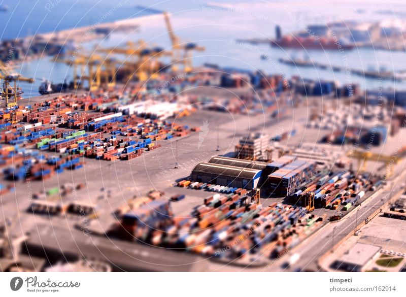 Containerhafen in Barcelona Hafen Miniatur Meer Lastwagen Kran Wasserfahrzeug mehrfarbig Tiefenschärfe Industrie Tilt-Shift