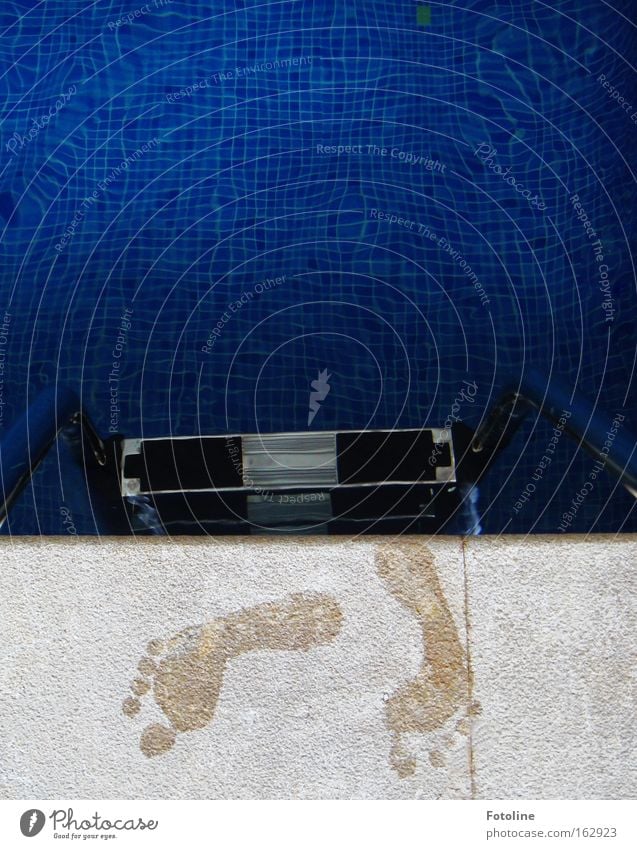 Bella's Füße Leiter Fuß Fußspur Wasser Schwimmbad blau Schwimmen & Baden Treppe Fliesen u. Kacheln nass Freude Wassersport Barfuß