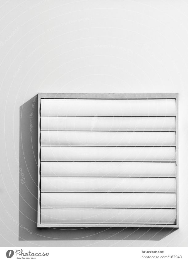 |=_| Lamellenjalousie Quadrat Rechteck Geometrie geschlossen schwarz weiß Klimaanlage Lüftung Detailaufnahme Haustechnik Facility Management