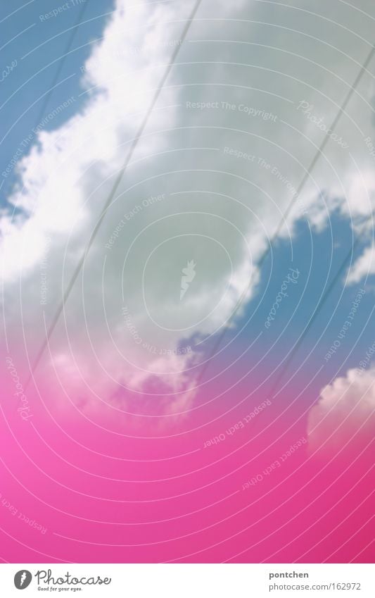 Stromleitungen vor blauem Himmel mit verschwommener, pinker Fläche. Elektrizität. Sommer Wolken Wärme oben rosa Energie Hochspannungsleitung Farbfoto