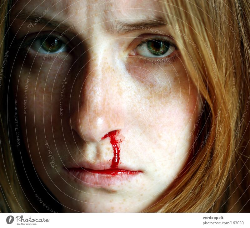 >:-''/ Porträt Frau Blut Nase Sommersprossen Gefühle Auge Gesicht rot Druck Mensch Gesundheit Nasenbluten Stirnrunzeln Blick