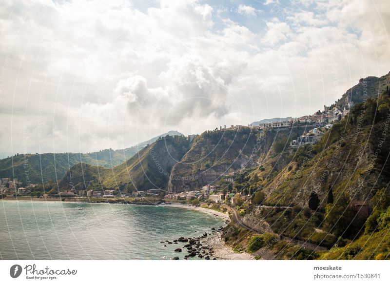 Sizilien Berge u. Gebirge grün Italien Küste Meer Mittelmeer Wolken Strand Farbfoto Gedeckte Farben Außenaufnahme Menschenleer Textfreiraum oben Tag