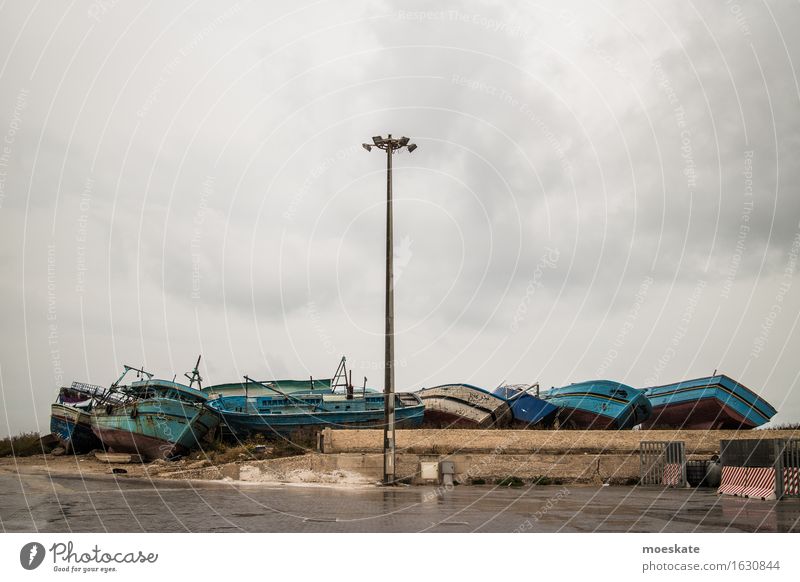 Alte Boote Fischerboot blau grau Sizilien Hafen Wasserfahrzeug ausrangiert alt Wolken Farbfoto Gedeckte Farben Außenaufnahme Menschenleer Textfreiraum links