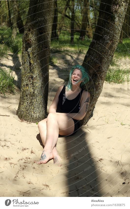 Sommer macht Freude Erholung Ausflug Junge Frau Jugendliche Körper Beine 18-30 Jahre Erwachsene Natur Schönes Wetter Baum Sträucher Wald Kleid Barfuß Sand