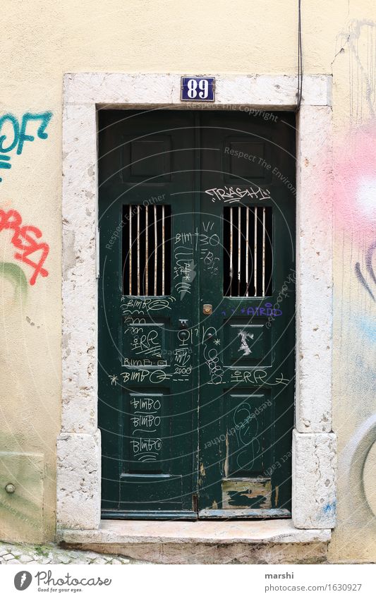 Nummer 89 Haus Mauer Wand Fassade Tür Namensschild Stimmung Lissabon Hausnummer schäbig Graffiti charmant Häusliches Leben Eingangstür Hauseingang