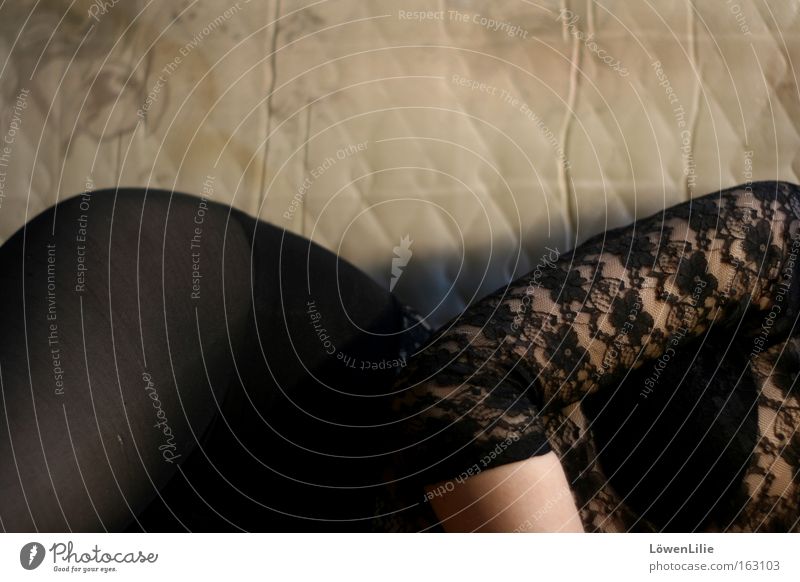 Kurven feminin Hüfte Spitze schwarz Erotik Frau Ellbogen Luftmatratze liegen