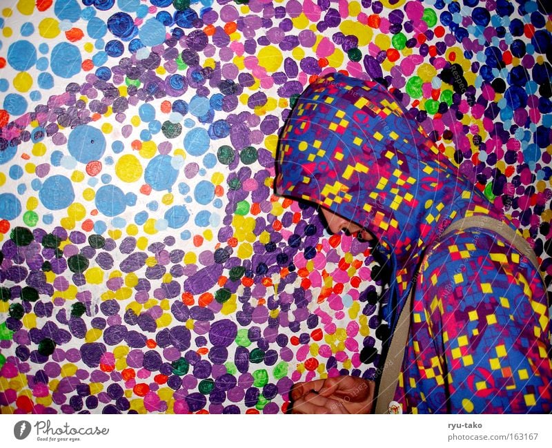 Tarnung Mann Pullover mehrfarbig Punkt verstecken Wand Bild Farbe Kapuze gleich durcheinander verschickend Irritation