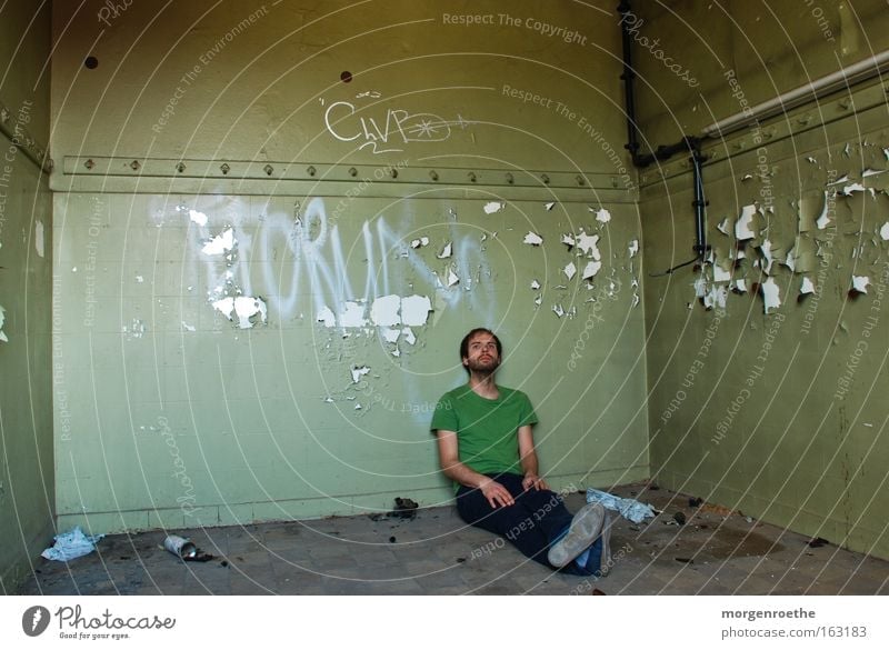 green room Selbstportrait grün alt Raum Gebäude Graffiti Kontrast Mann Bart Eisenrohr verfallen Einsamkeit