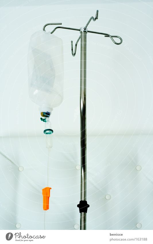 Infusion Krankenhaus Krankenbett weiß hell steril Metall Chirurgie leer Menschenleer Unfall Gesundheit Krankenzimmer