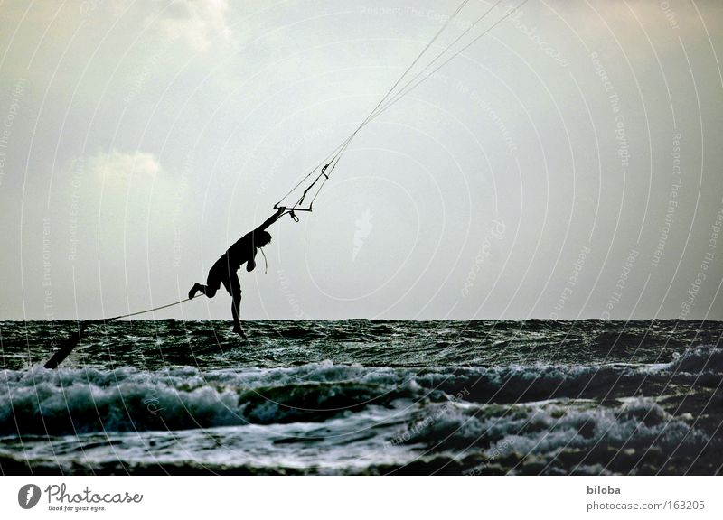 Himmelfahrtskommando eines Kiters Kiting springen Wellen Sport Wassersport Sturz hängen Wind Nordsee Freizeit & Hobby Leistung Freiheit wild Konzentration