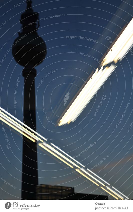 Saturn 2 Berliner Fernsehturm Alles Gute Alexanderplatz Architektur Reflexion & Spiegelung Glas Glasscheibe Schaufenster Lampe Leuchtstoffröhre Dämmerung