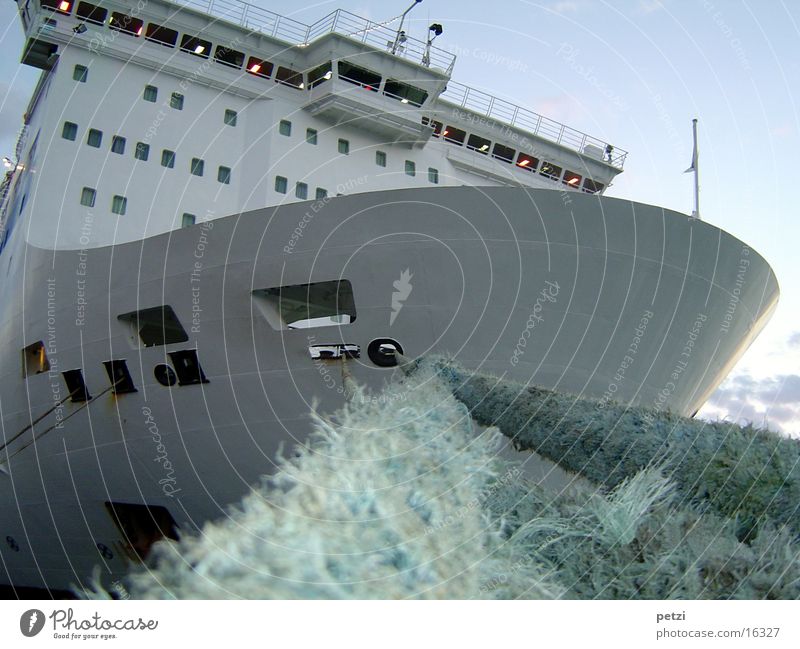 Fährschiff Wasserfahrzeug Fähre Seil verankern Schifffahrt festgemacht im Hafen vor dem auslaufen