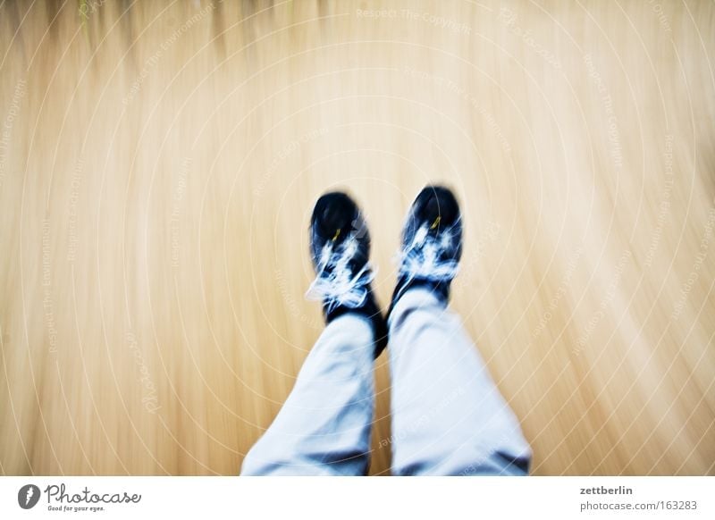 Schaukeln Schuhe Beine Fuß laufen springen Geschwindigkeit Eile rennen Schwung Spielplatz Bewegung Unschärfe Dynamik Spielen Freizeit & Hobby