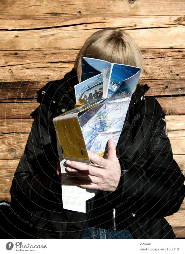 verplant Berge u. Gebirge Holz Frau lesen Landkarte Kontrast Hand Wärme sitzen Freizeit & Hobby planen Skipiste Hütte alt