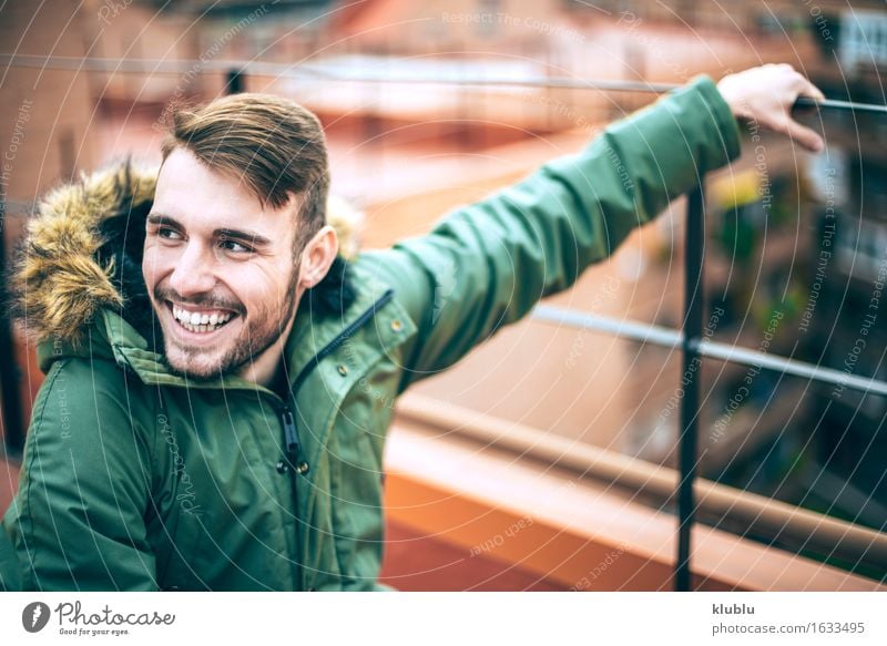 Hübscher kaukasischer junger Mann Lifestyle Stil Glück schön Gesicht Freizeit & Hobby Studium Fotokamera Erwachsene Umwelt Stadt Vollbart Lächeln Coolness