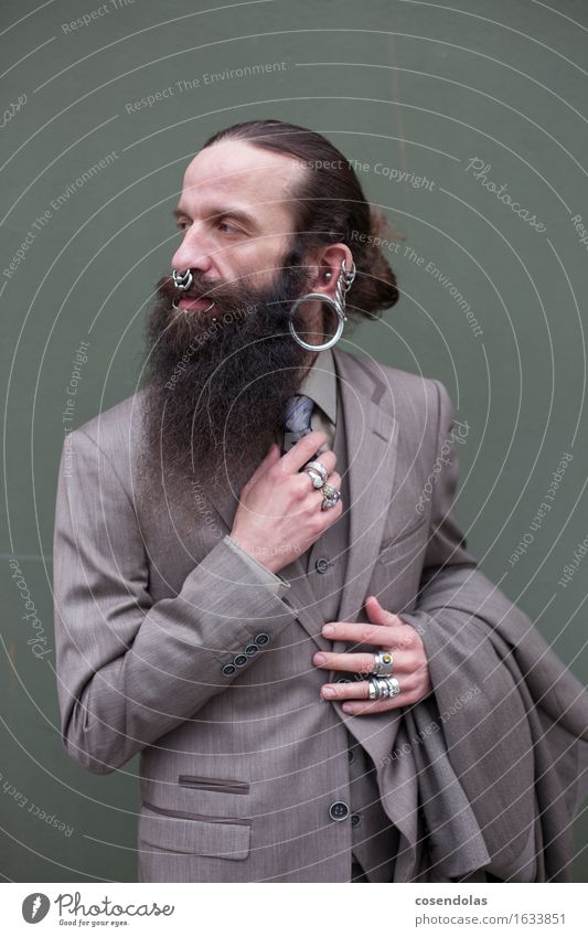 Portrait Lifestyle elegant Stil maskulin Mann Erwachsene 1 Mensch 30-45 Jahre Stadt Mauer Wand Anzug Krawatte Ring Piercing körperschmuck Ohrringe schwarzhaarig