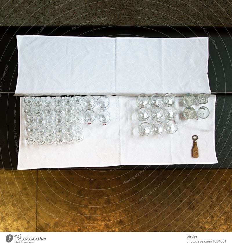 arbeitslose Hebamme Getränk Glas Sektglas Lifestyle Tisch Tischwäsche Veranstaltung trinken Feste & Feiern Restaurant Flaschenöffner liegen warten einzigartig