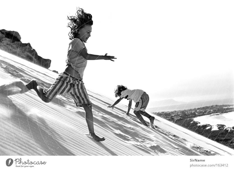 81 [siebenmeilenschritte] Spielen Ferien & Urlaub & Reisen Strand Klettern Bergsteigen Kind Junge Sand Küste rennen Laufsport wegfahren Stranddüne Düne