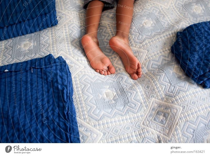 Jet-Lag Raum Schlafzimmer Kind Mensch maskulin Junge Beine Fuß 1 Ornament liegen schlafen dunkel hell blau weiß Müdigkeit Erschöpfung Bettwäsche Teilung Decke
