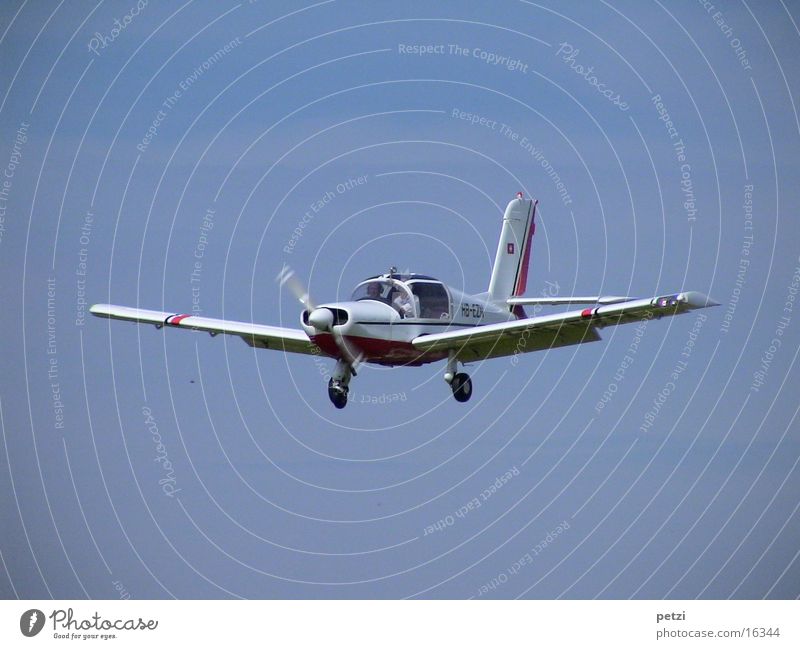 Im Landeanflug Sportflugzeug Propeller drehen Fahrwerk Steuerelemente Luftverkehr Tragflügel Himmel