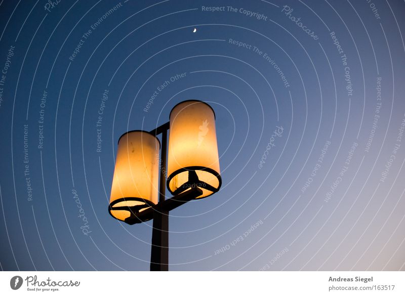 Beleuchtungselemente Farbfoto Außenaufnahme Detailaufnahme Menschenleer Textfreiraum rechts Hintergrund neutral Abend Dämmerung Licht Kontrast Himmel