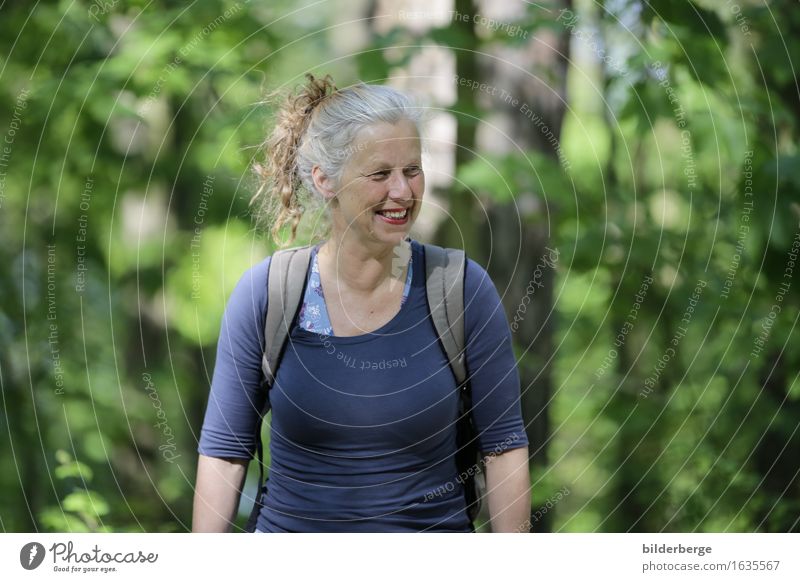 Frau im Walde Lifestyle Freude schön Gesundheit Fitness Erwachsene Großmutter Natur Sonnenlicht Frühling Sommer grauhaarig langhaarig leuchten wandern