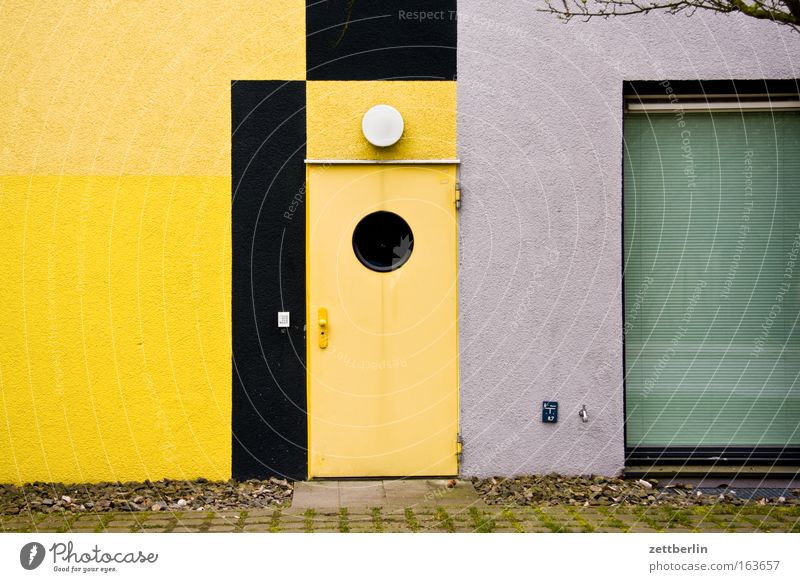 Ein Eingang Farbfoto Außenaufnahme Textfreiraum links Tag Haus Industrieanlage Bauwerk Gebäude Architektur Fassade Fenster Tür Stein Glas Häusliches Leben gelb