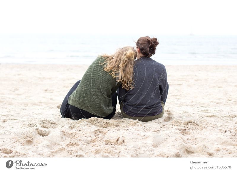ruhe zu zweit feminin Mädchen Junge Frau Jugendliche Erwachsene Kopf Haare & Frisuren 2 Mensch Sand Wasser Wellen Küste Meer Denken träumen Freundschaft ruhig