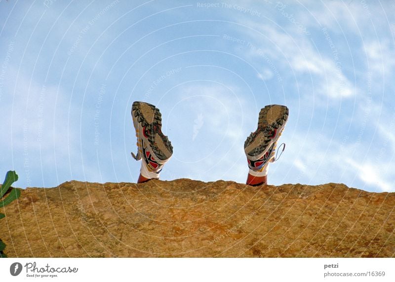 Profil zeigen Mensch Fuß Himmel Wolken Turnschuh Stein Erholung Fitness genießen laufen sitzen warten außergewöhnlich positiv Lebensfreude Begeisterung Ausdauer