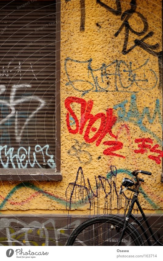|_ Wand Fenster Fahrrad Fahrradlenker Lenker Rad Altbau Fassade Graffiti Sachbeschädigung Kunst Jalousie alt Verfall Sanieren Renovieren Modernisierung