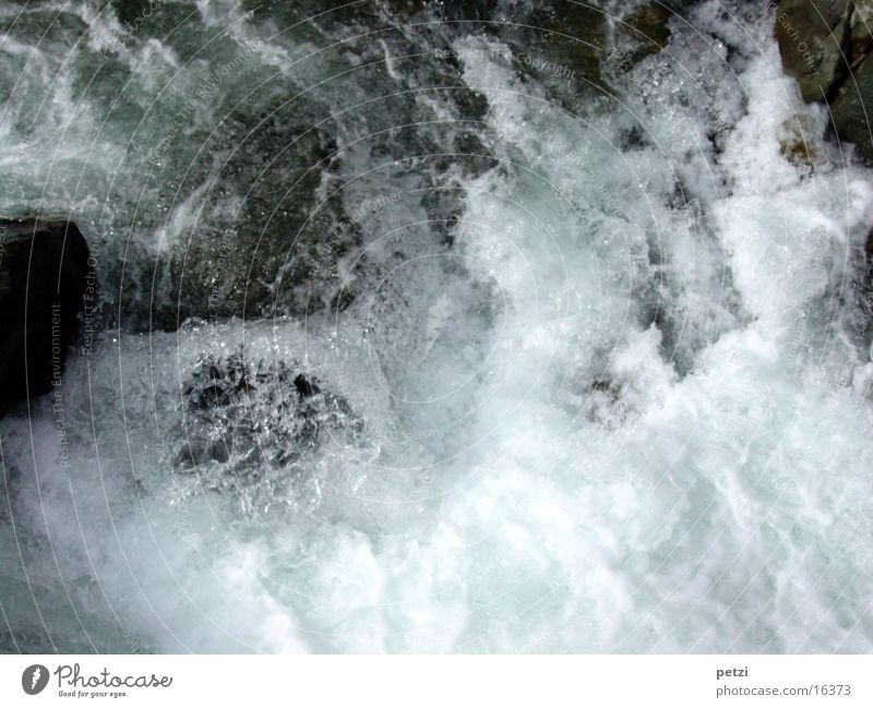 Tosendes Wasser Felsen beobachten Flüssigkeit frisch nass natürlich Begeisterung Farbfoto Außenaufnahme Vogelperspektive