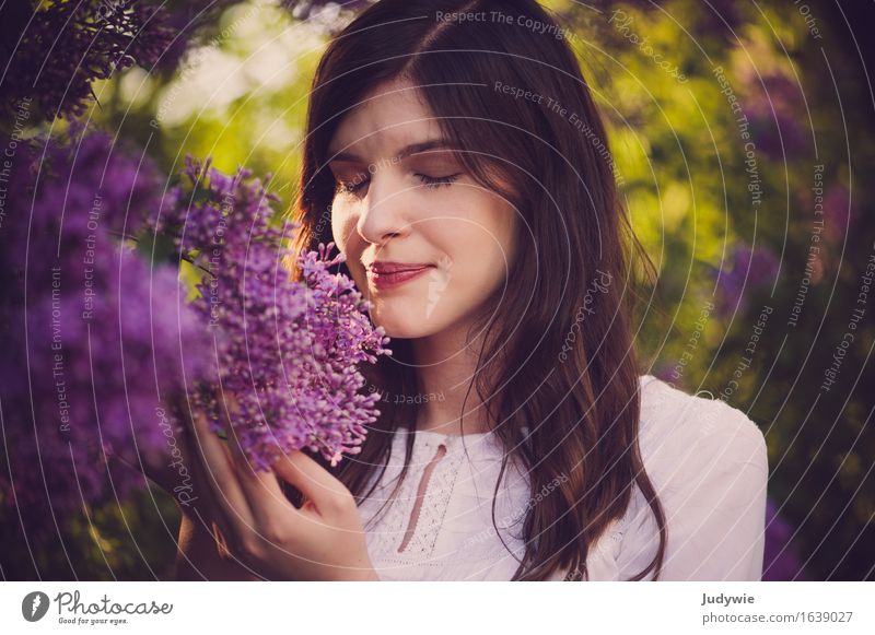 Den Frühling riechen Lifestyle schön Allergie harmonisch Wohlgefühl Sinnesorgane Erholung ruhig Mensch feminin Junge Frau Jugendliche Erwachsene 18-30 Jahre