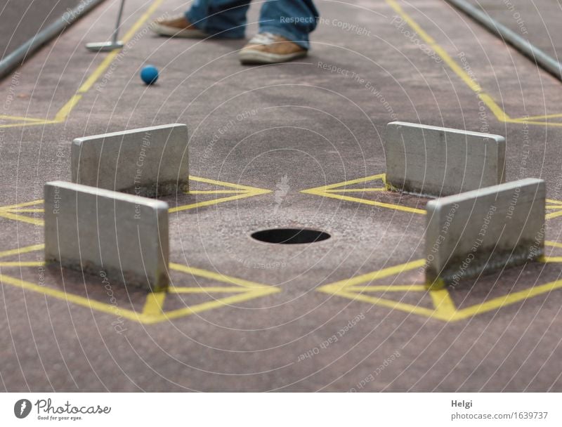 Sommerfreizeitspaß Freizeit & Hobby Spielen Minigolf Minigolfschläger Ball Mensch Fuß 1 18-30 Jahre Jugendliche Erwachsene Hose Turnschuh Beton Metall